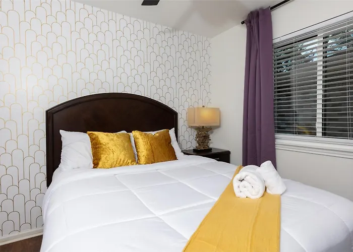Cozy, Retreat, Modern, Sleeps 10 *