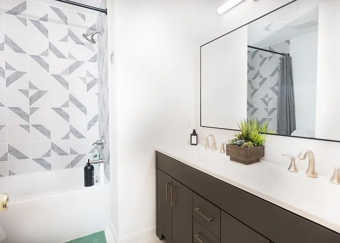 Cozy, Retreat, Modern, Sleeps 10