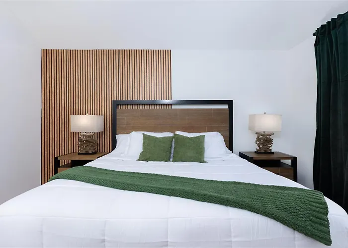 Cozy, Retreat, Modern, Sleeps 10 Holiday home