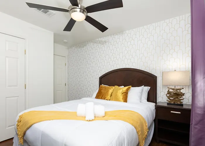 Cozy, Retreat, Modern, Sleeps 10 Round Rock