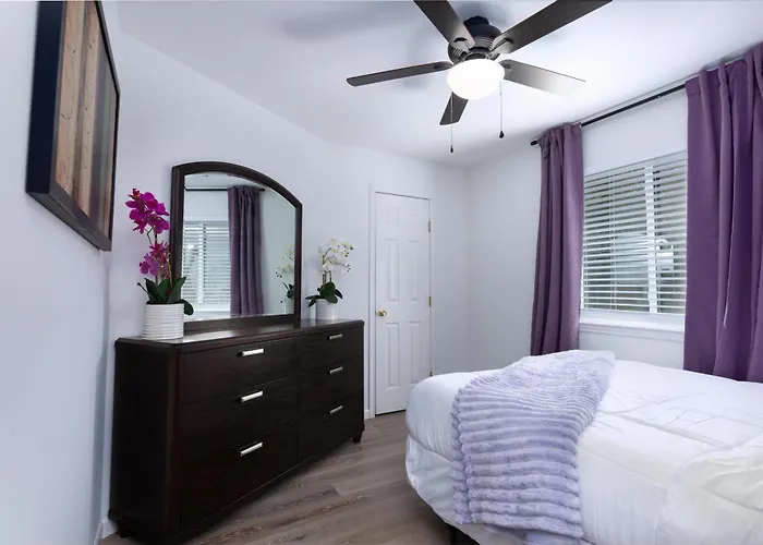 Cozy, Retreat, Modern, Sleeps 10 Holiday home