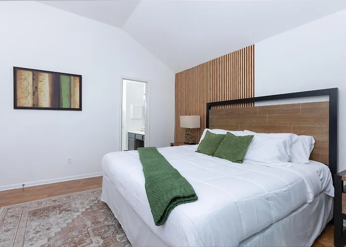 Cozy, Retreat, Modern, Sleeps 10 Holiday home *