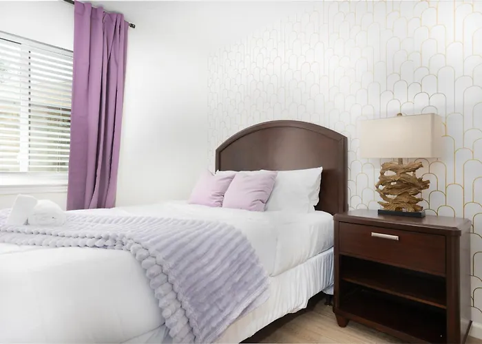 Cozy, Retreat, Modern, Sleeps 10 *