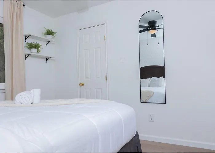 Cozy, Retreat, Modern, Sleeps 10 Round Rock