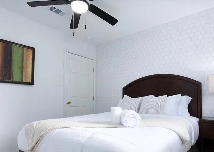 Cozy, Retreat, Modern, Sleeps 10 * Round Rock