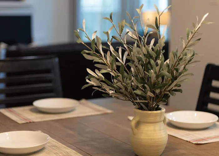 Cozy, Retreat, Modern, Sleeps 10