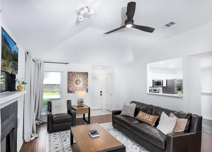 Cozy, Retreat, Modern, Sleeps 10 Holiday home