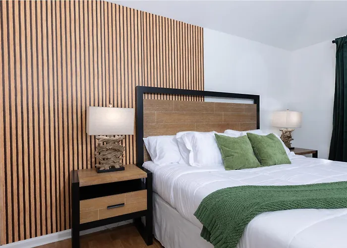 Cozy, Retreat, Modern, Sleeps 10 Holiday home