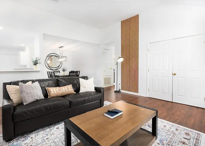 Cozy, Retreat, Modern, Sleeps 10 Holiday home *