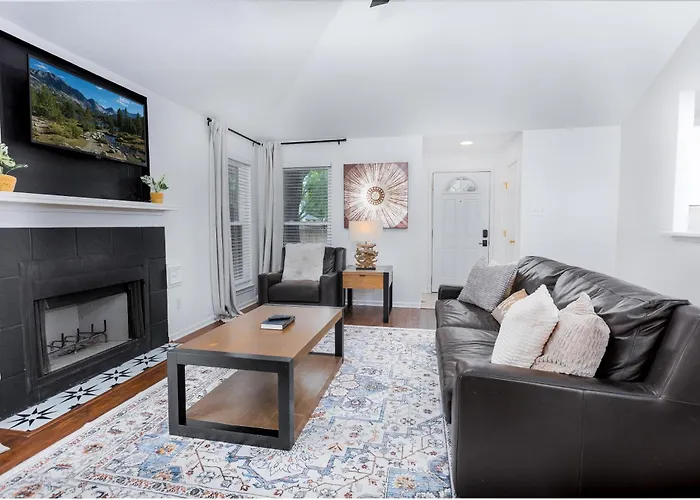 Cozy, Retreat, Modern, Sleeps 10 Holiday home *